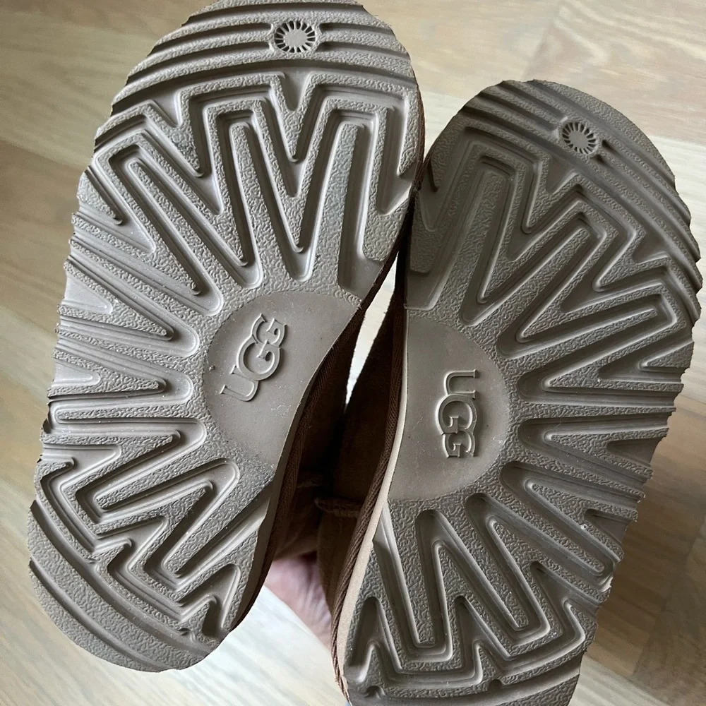 ❌SOLD❌ Kids Ugg classic short boot - sz 11 - Picture 3 of 4